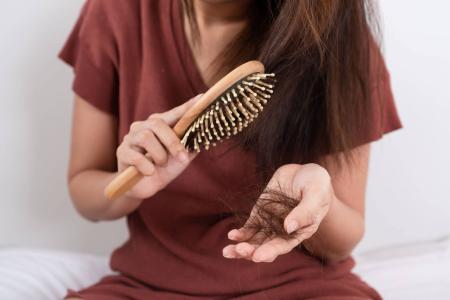 Kas ietekmē matu izkrišanu? Skaidro speciālisti