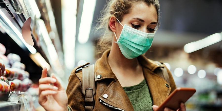 Aptauja: sabiedrisku vietu iekštelpās sejas maskas turpina nēsāt 19% Latvijas iedzīvotāju